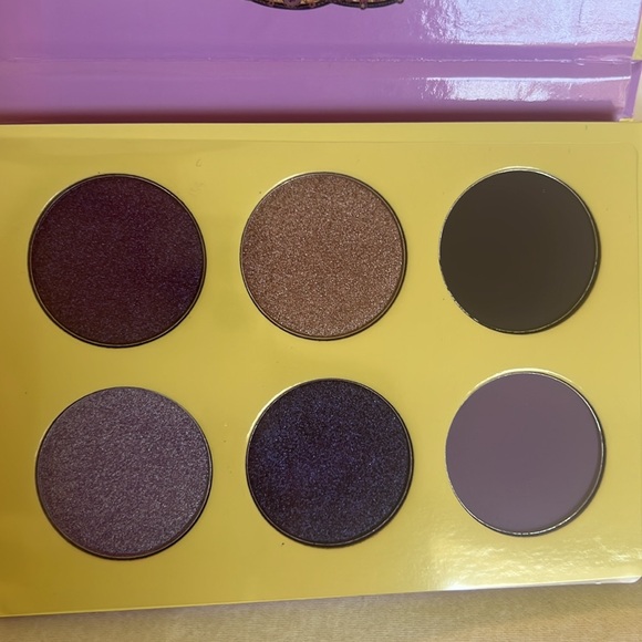 Juvia’s Place The Violets Eyeshadow Palette - Picture 2 of 3